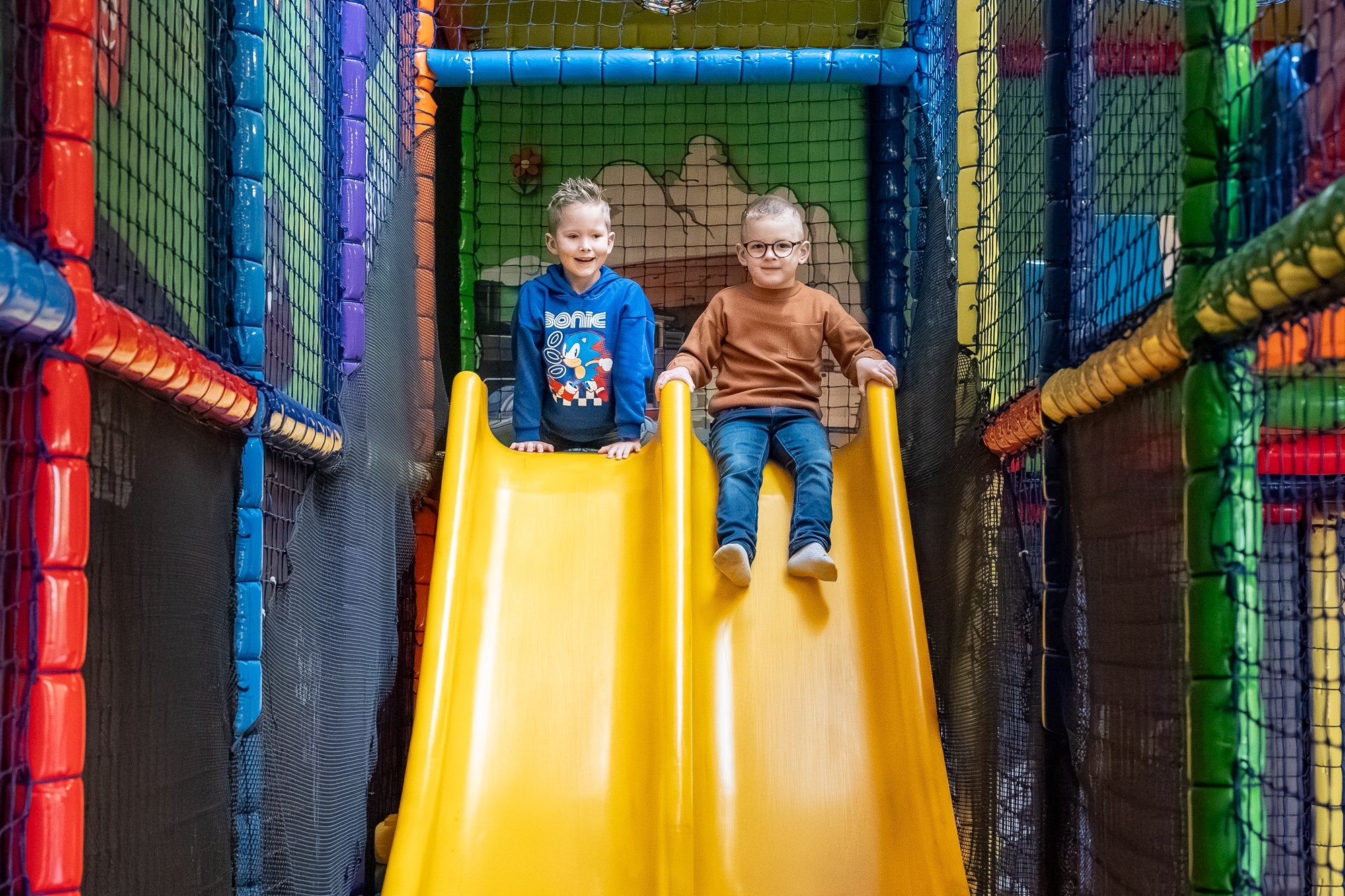 Binnen spelen in de herfst