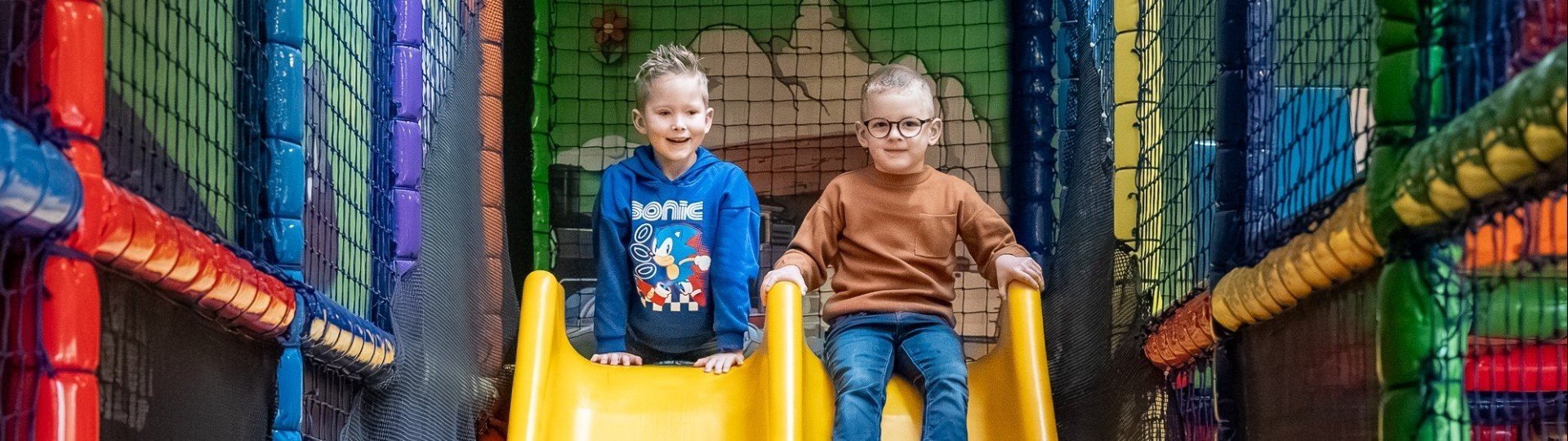 Binnen spelen in de herfst